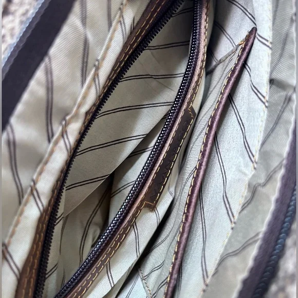 Vaan & Co. Excellent Shape! Upcycled! Leather Medium Crossbody Women’s Purse - Picture 9 of 10